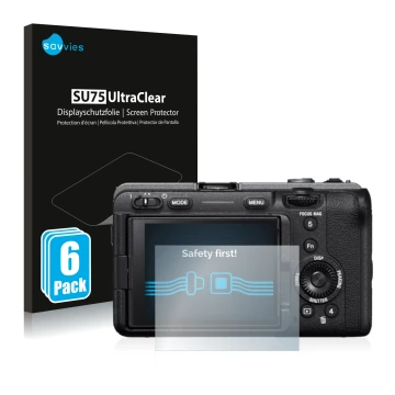 Face avant d’un emballage produit avec le logo de la marque Savvies. À côté, l’appareil Sony Alpha FX30 Cinema Line est représ