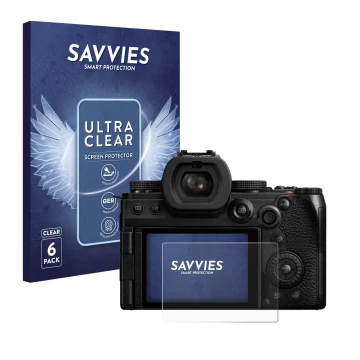 Face avant d’un emballage produit avec le logo de la marque Savvies. À côté, l’appareil Panasonic Lumix DC-S5M2X est représent