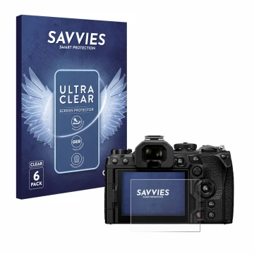Face avant d’un emballage produit avec le logo de la marque Savvies. À côté, l’appareil Olympus OM System OM-1 Mark II est rep