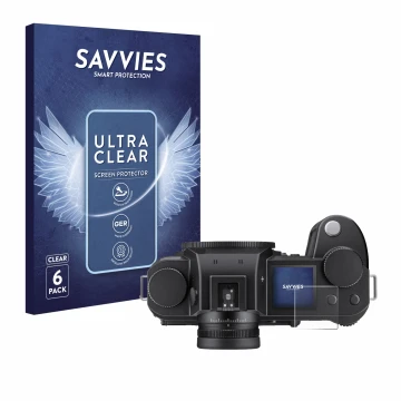 Face avant d’un emballage produit avec le logo de la marque Savvies. À côté, l’appareil Leica SL3-S (affichage des épaules) es