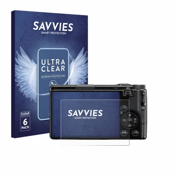 Face avant d’un emballage produit avec le logo de la marque Savvies. À côté, l’appareil Ricoh GR IV HDF 2025 est représenté av