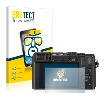 Face avant d’un emballage produit avec le logo de la marque BROTECT. À côté, l’appareil Panasonic Lumix DC-LX100 II est représ