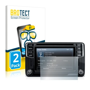 Face avant d’un emballage produit avec le logo de la marque BROTECT. À côté, l’appareil Volkswagen Amarok Discover Media 6.5