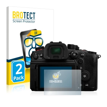 Face avant d’un emballage produit avec le logo de la marque BROTECT. À côté, l’appareil Panasonic Lumix DC-GH6 est représenté 
