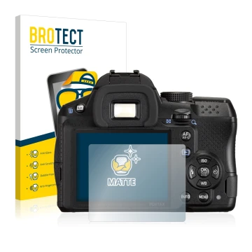 Face avant d’un emballage produit avec le logo de la marque BROTECT. À côté, l’appareil Pentax K-30 est représenté avec la pro