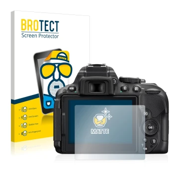 Face avant d’un emballage produit avec le logo de la marque BROTECT. À côté, l’appareil Nikon D5300 est représenté avec la pro