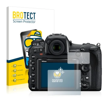 Face avant d’un emballage produit avec le logo de la marque BROTECT. À côté, l’appareil Nikon D500 est représenté avec la prot