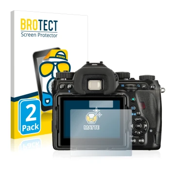 Face avant d’un emballage produit avec le logo de la marque BROTECT. À côté, l’appareil Pentax K-1 est représenté avec la prot