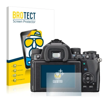 Face avant d’un emballage produit avec le logo de la marque BROTECT. À côté, l’appareil Pentax KP est représenté avec la prote