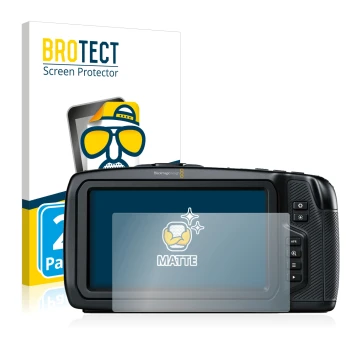 Face avant d’un emballage produit avec le logo de la marque BROTECT. À côté, l’appareil Blackmagic Pocket Cinema Camera 4K est
