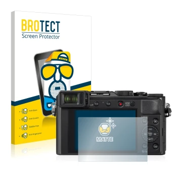 Face avant d’un emballage produit avec le logo de la marque BROTECT. À côté, l’appareil Panasonic Lumix DC-LX100 II est représ