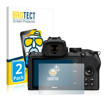 Face avant d’un emballage produit avec le logo de la marque BROTECT. À côté, l’appareil Nikon Z 50 est représenté avec la prot