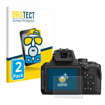 Face avant d’un emballage produit avec le logo de la marque BROTECT. À côté, l’appareil Nikon Coolpix P950 est représenté avec