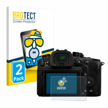 Face avant d’un emballage produit avec le logo de la marque BROTECT. À côté, l’appareil Panasonic Lumix DC-GH6 est représenté 