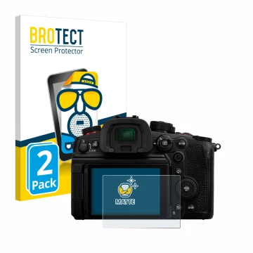 Face avant d’un emballage produit avec le logo de la marque BROTECT. À côté, l’appareil Panasonic Lumix DC-GH7 est représenté 