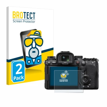 Face avant d’un emballage produit avec le logo de la marque BROTECT. À côté, l’appareil Sony Alpha 1 II (ILCE1M2B) est représe