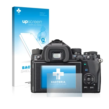 Face avant d’un emballage produit avec le logo de la marque upscreen. À côté, l’appareil Pentax KP est représenté avec la prot