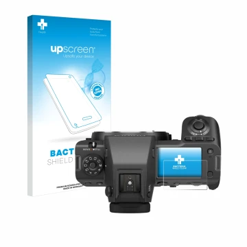 Face avant d’un emballage produit avec le logo de la marque upscreen. À côté, l’appareil Fujifilm GFX100 II (affichage des épa