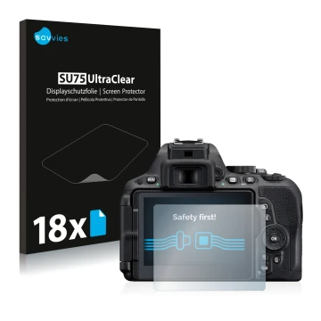 Face avant d’un emballage produit avec le logo de la marque Savvies. À côté, l’appareil Nikon D5500 est représenté avec la pro