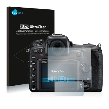 Face avant d’un emballage produit avec le logo de la marque Savvies. À côté, l’appareil Nikon D500 est représenté avec la prot