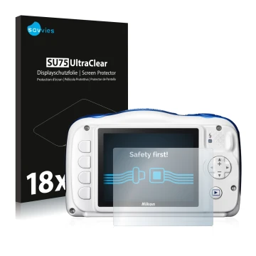 Face avant d’un emballage produit avec le logo de la marque Savvies. À côté, l’appareil Nikon Coolpix W100 est représenté avec