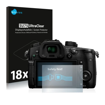 Face avant d’un emballage produit avec le logo de la marque Savvies. À côté, l’appareil Panasonic Lumix DC-GH5 est représenté 