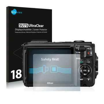 Face avant d’un emballage produit avec le logo de la marque Savvies. À côté, l’appareil Nikon Coolpix W300 est représenté avec