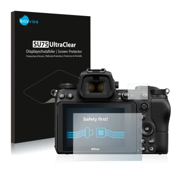 Face avant d’un emballage produit avec le logo de la marque Savvies. À côté, l’appareil Nikon Z 7 est représenté avec la prote