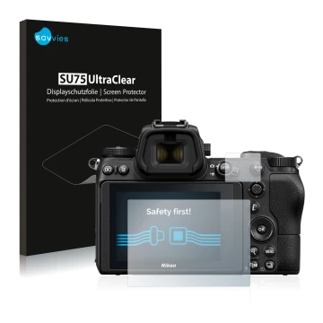 Face avant d’un emballage produit avec le logo de la marque Savvies. À côté, l’appareil Nikon Z 6 est représenté avec la prote
