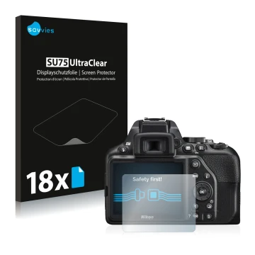 Face avant d’un emballage produit avec le logo de la marque Savvies. À côté, l’appareil Nikon D3500 est représenté avec la pro