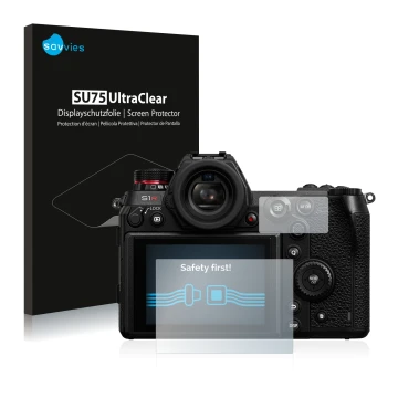 Face avant d’un emballage produit avec le logo de la marque Savvies. À côté, l’appareil Panasonic Lumix DC-S1R est représenté 