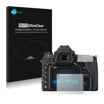 Face avant d’un emballage produit avec le logo de la marque Savvies. À côté, l’appareil Nikon D780 est représenté avec la prot