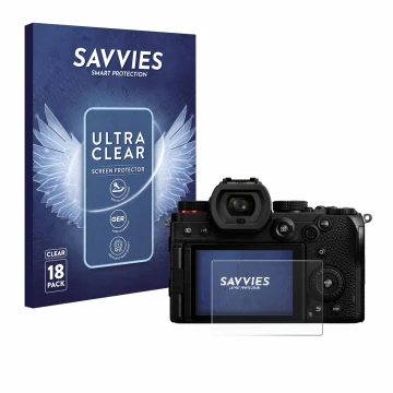 Face avant d’un emballage produit avec le logo de la marque Savvies. À côté, l’appareil Panasonic Lumix DC-S5 est représenté a