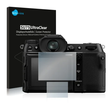 Face avant d’un emballage produit avec le logo de la marque Savvies. À côté, l’appareil Fujifilm GFX100S est représenté avec l