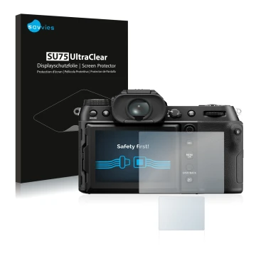 Face avant d’un emballage produit avec le logo de la marque Savvies. À côté, l’appareil Fujifilm GFX50S II est représenté avec