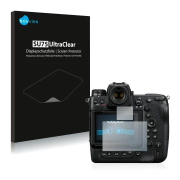 Face avant d’un emballage produit avec le logo de la marque Savvies. À côté, l’appareil Nikon Z 9 (Affichage + affichage des é