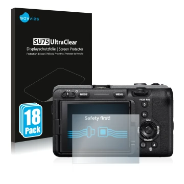 Face avant d’un emballage produit avec le logo de la marque Savvies. À côté, l’appareil Sony Alpha FX30 Cinema Line est représ