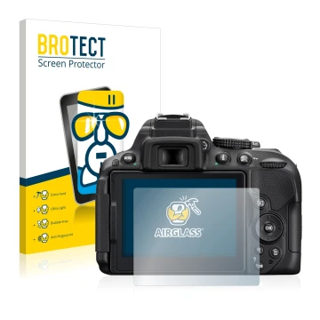 Face avant d’un emballage produit avec le logo de la marque BROTECT. À côté, l’appareil Nikon D5300 est représenté avec la pro
