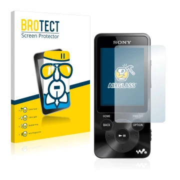 Face avant d’un emballage produit avec le logo de la marque BROTECT. À côté, l’appareil Sony Walkman NWZ-E585 est représenté a