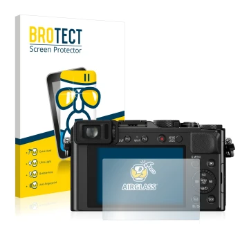 Face avant d’un emballage produit avec le logo de la marque BROTECT. À côté, l’appareil Panasonic Lumix DMC-LX100 est représen