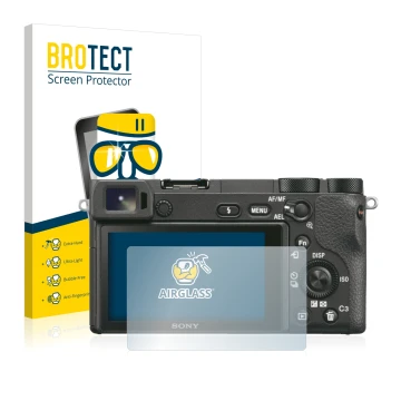 Face avant d’un emballage produit avec le logo de la marque BROTECT. À côté, l’appareil Sony Alpha 6500 est représenté avec la