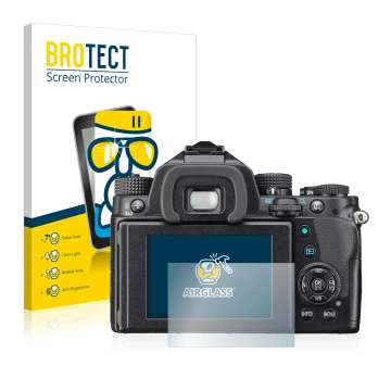 Face avant d’un emballage produit avec le logo de la marque BROTECT. À côté, l’appareil Pentax KP est représenté avec la prote