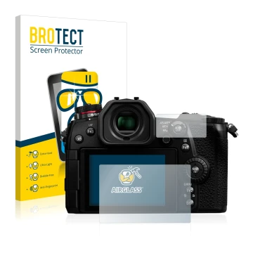 Face avant d’un emballage produit avec le logo de la marque BROTECT. À côté, l’appareil Panasonic Lumix DC-G9 est représenté a