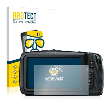 Face avant d’un emballage produit avec le logo de la marque BROTECT. À côté, l’appareil Blackmagic Pocket Cinema Camera 4K est