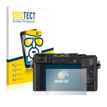 Face avant d’un emballage produit avec le logo de la marque BROTECT. À côté, l’appareil Panasonic Lumix DC-LX100 II est représ