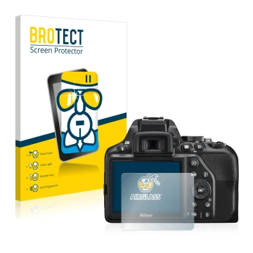 Face avant d’un emballage produit avec le logo de la marque BROTECT. À côté, l’appareil Nikon D3500 est représenté avec la pro