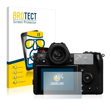 Face avant d’un emballage produit avec le logo de la marque BROTECT. À côté, l’appareil Panasonic Lumix DC-S1 est représenté a
