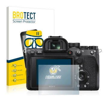 Face avant d’un emballage produit avec le logo de la marque BROTECT. À côté, l’appareil Sony Alpha 7R IV est représenté avec l