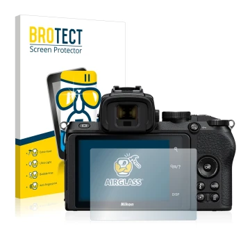 Face avant d’un emballage produit avec le logo de la marque BROTECT. À côté, l’appareil Nikon Z 50 est représenté avec la prot