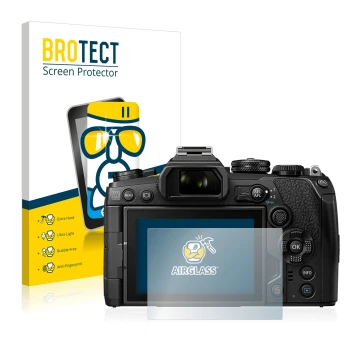 Face avant d’un emballage produit avec le logo de la marque BROTECT. À côté, l’appareil Olympus OM-D E-M1 Mark III est représe